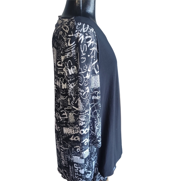 Victoria Collection Black and White Graphic Print Top - Picture 4 of 7